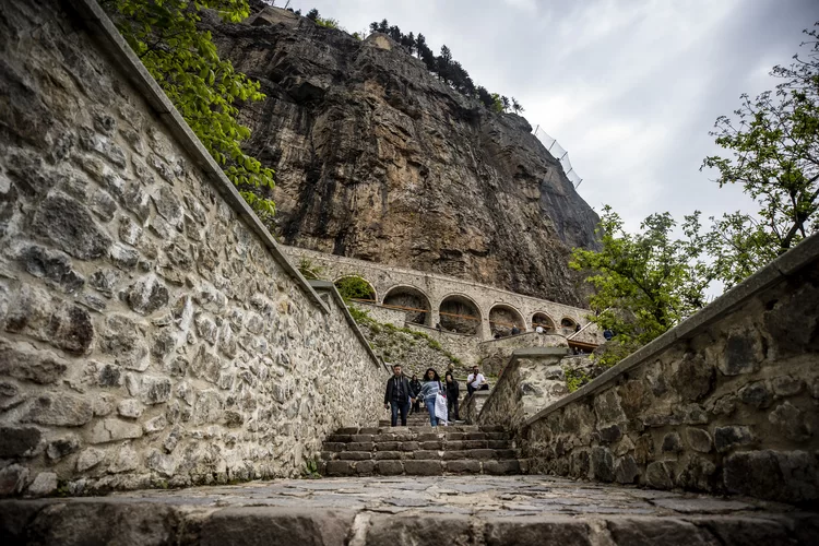 Türkiye'nin önemli inanç turizm rotalarından olan dünyaca ünlü Sümela Manastırı, restorasyon ve kaya ıslahı çalışmalarının tamamlanmasının ardından 1 Mayıs itibarıyla sezonun ilk turistlerini ağırlamaya başladı. Trabzon'un Maçka ilçesinde Karadağ'ın Altındere Vadisi'ne bakan eteğinde, vadiden 300 metre yükseklikteki ormanlık alanda kayalar oyularak inşa edilen, halk arasında "Meryem Ana" adıyla da bilinen Sümela Manastırı, misafirlerine doğa, tarih ve kültürü bir arada sunuyor. ( Muhammed Selim Korkutata - Anadolu Ajansı )